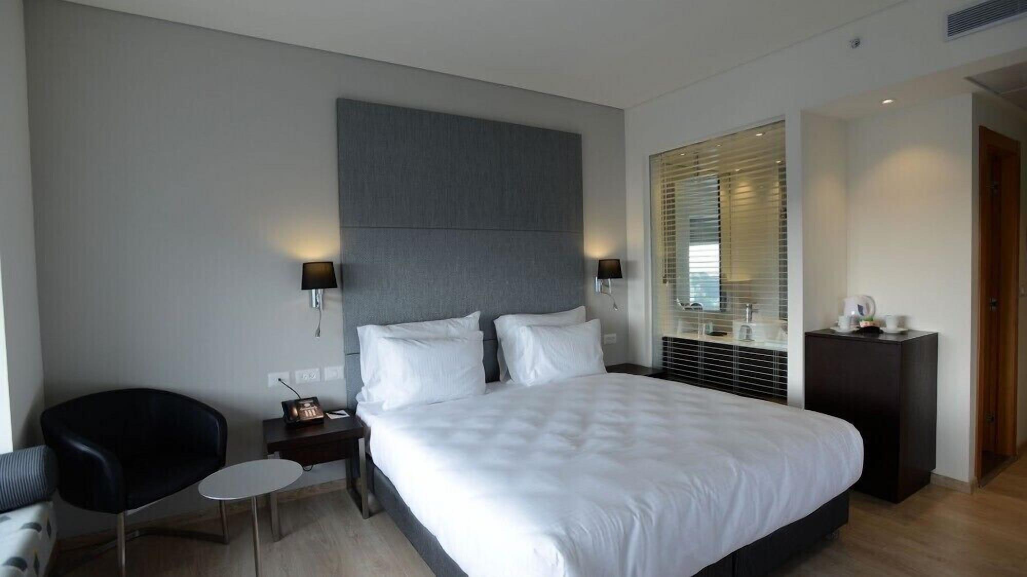 Benjamin Business Hotel Herzelia Екстериор снимка